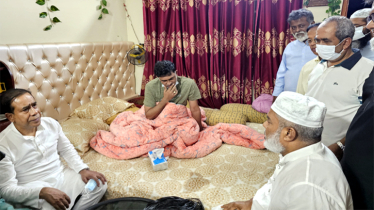 অসুস্থ রাজিবের খোঁজখবর নিলেন এমপি প্রার্থী মাসুদুজ্জামান ও মান্নান