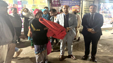 ইউএনও এর কম্বলে উষ্ণতা, ভাসমান মানুষের চোখে স্বস্তি