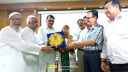 বিদ্যানিকেতন স্কুলে জাকির খানকে ক্রেস্ট প্রদান