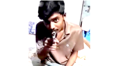 আড়াইহাজারে অস্ত্র হাতে ভিডিও ভাইরাল, যুবক গ্রেপ্তার