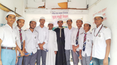 শিক্ষার্থীদের মাঝে সুন্নাহ সামগ্রী বিতরণ