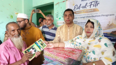 অসহায় মানুষকে শাড়ি ও লুঙ্গি দিলো রোটারি ক্লাব অব ফতুল্লা