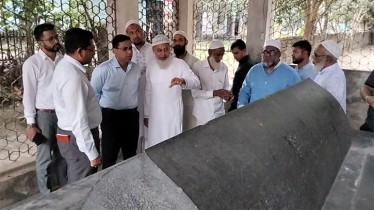 সোনারগাঁয়ে গিয়াস উদ্দিন আযম শাহ্'র মাজার পরিদর্শনে জেলা প্রশাসক
