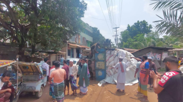 সোনারগাঁওয়ে বেহাল সড়কে উল্টে গেল মালবাহী গাড়ি, যান চলাচল বন্ধ