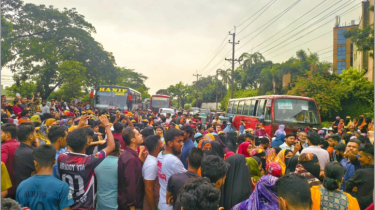 সোনারগাঁয়ে মহাসড়ক অবরোধ, ঈদে ঘরমুখী মানুষের ভোগান্তি