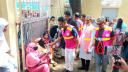 খোরশেদের উদ্যোগে এইচএসসি পরীক্ষা কেন্দ্রে অভিভাবকদের মাঝে বিশুদ্ খোরশেদের উদ্যোগে এইচএসসি পরীক্ষা কেন্দ্রে অভিভাবকদের মাঝে বিশুদ্