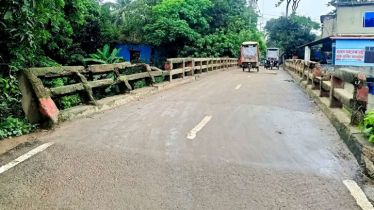 বন্দরে ঝুঁকিপূর্ণ সেতু দিয়ে চলছে ভারী যানবাহন,  দুর্ঘটনার শঙ্কা