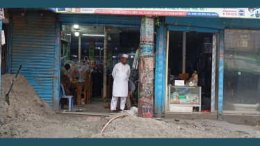 রূপগঞ্জে চাঁদা না পেয়ে ব্যবসা প্রতিষ্ঠানের  সামনে বালু ফেললো যুবদল নেতা, হামলায় আহত ১০