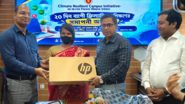 ল্যাপটপ হাতে আফসানা, দক্ষতার সনদে নতুন স্বপ্ন নারায়ণগঞ্জ সদরে ২০