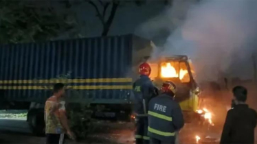 কাঁচপুরে রাসায়নিকবাহী কাভার্ডভ্যানে আগুন, অক্ষত ড্রাম