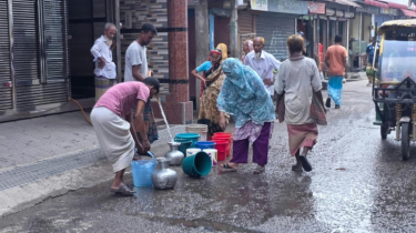নাসিক ৮ নং ওয়ার্ডের বৌবাজারে বিনামূল্যে পানি দিচ্ছেন স্বপন আহমেদ