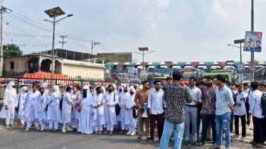 সোনারগাঁয়ে বাসে ‘হাফ ভাড়ার’ দাবিতে শিক্ষার্থীদের মহাসড়ক অবরোধ