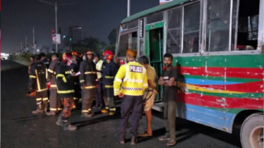 ঢাকা-নারায়ণগঞ্জ লিংক রোডে দাঁড়িয়ে থাকা বাসে আগুন