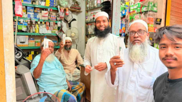 কুতুবপুরে যুবদল নেতা হৃদয়ের মশার হ্যান্ড স্যানিটাইজার বিতরণ