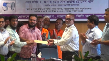 নাসিকে ডেঙ্গু প্রতিরোধে হ্যান্ড স্প্রে মেশিন ও সুরক্ষা সামগ্রী বিতরণ
