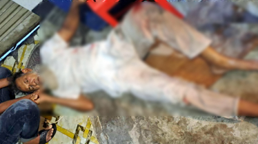 রূপগঞ্জে বৃদ্ধকে গুলি করে কুপিয়ে জখম 