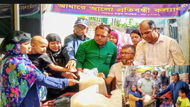  সিদ্ধিরগঞ্জে প্রতিবন্ধীদের মাঝে চাল বিতরণ