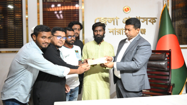 আবু সাঈদ পাঠাগারকে জেলা প্রশাসকের আর্থিক অনুদান প্রদান