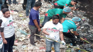 কাশিপুরে খাল পরিছন্নতায় নিজেই নেমে পড়লেন যুবদল নেতা রনি