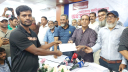 ক্ষতিগ্রস্থ ব্যবসায়িদের আর্থিক অনুদান দিলেন মাসুদুজ্জামান