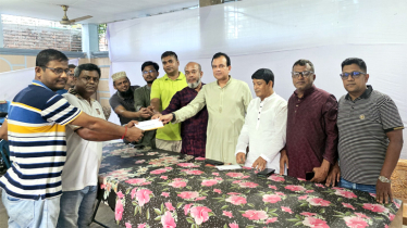 ফতুল্লার ১০ পূজা মণ্ডপে রিয়াদ চৌধুরীর উপহার প্রদান