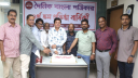 কেক কেটে দৈনিক বাংলা’র প্রতিষ্ঠা বার্ষিকী পালন