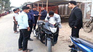 আড়াইহাজারে সড়ক পরিবহন আইন লঙ্ঘনে তিনজনকে জরিমানা