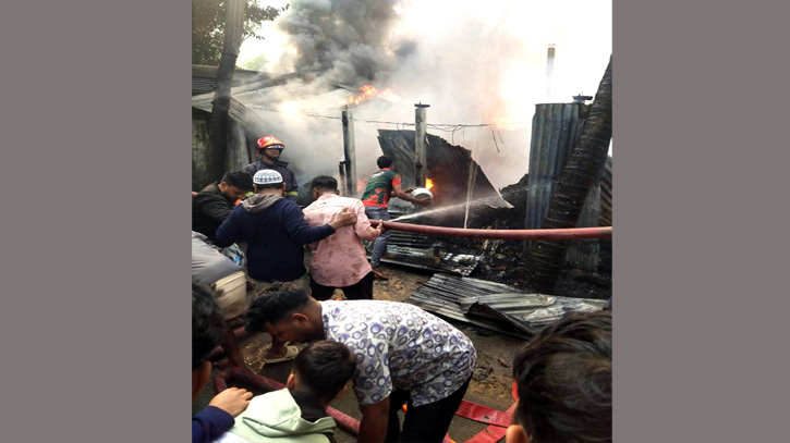 আড়াইহাজারে তুলার কারখানায় আগুন
