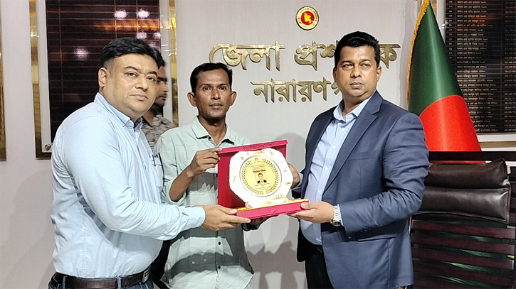 ডিসি জাহিদুল ইসলাম পেলেন 'শ্রেষ্ঠ জেলা প্রশাসক' সম্মাননা স্মারক