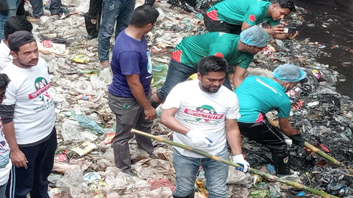কাশিপুরে খাল পরিছন্নতায় নিজেই নেমে পড়লেন যুবদল নেতা রনি কাশিপুরে খাল পরিছন্নতায় নিজেই নেমে পড়লেন যুবদল নেতা রনি