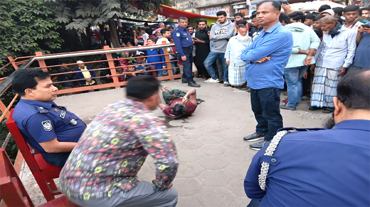 নারায়ণগঞ্জ সিটি পার্কের লেক থেকে ভাঙ্গারি ব্যবসায়ির লাশ উদ্ধার 