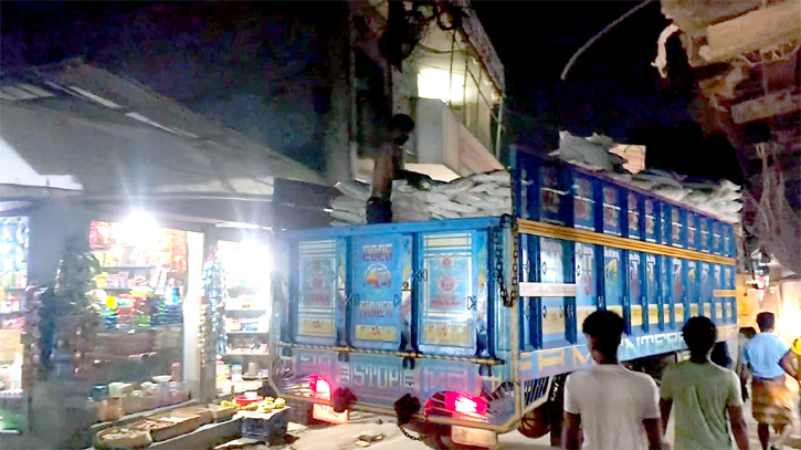 রূপগঞ্জে যুবদল নেতার দোকান থেকে চুরি হওয়া মাছের খাবার উদ্ধার, সাংবাদিককে হত্যার হুমকি রূপগঞ্জে যুবদল নেতার দোকান থেকে চুরি হওয়া মাছের খাবার উদ্ধার, সাংবাদিককে হত্যার হুমকি