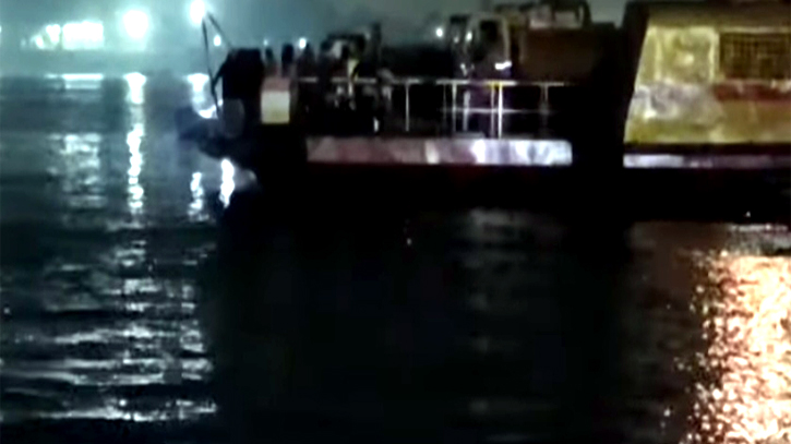 ধলেশ্বরী নদীতে ফেরি থেকে পড়ে গেছে ট্রাকসহ পাঁচ যানবাহন : নিখোঁজ ১