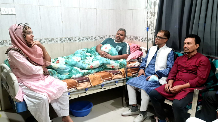 আনিসুল ইসলাম সানিকে দেখতে হাসপাতালে মামুন মাহমুদ