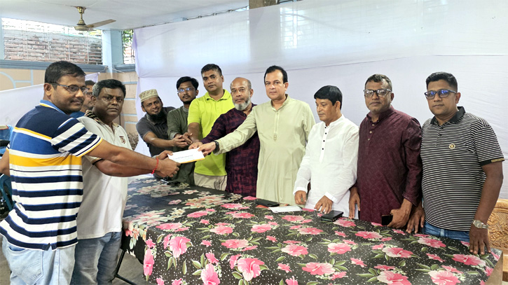 ফতুল্লার ১০ পূজা মণ্ডপে রিয়াদ চৌধুরীর উপহার প্রদান, নিরাপত্তায় স্বেচ্ছাসেবক নিয়োগ 