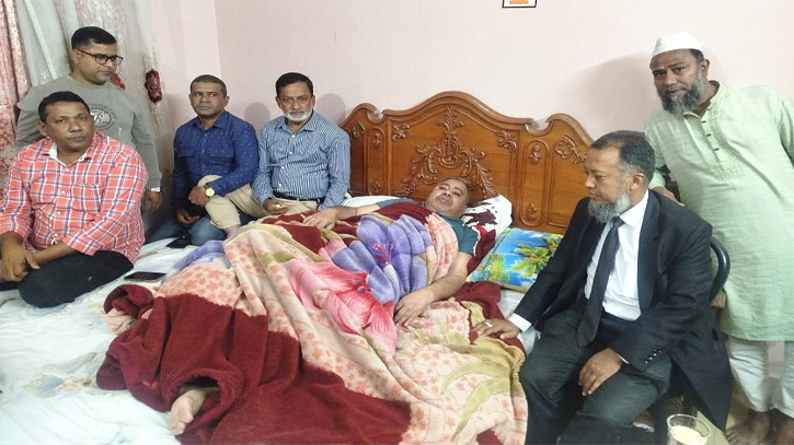 ডেঙ্গুতে আক্রান্ত সানিকে দেখতে গেলেন টিপু