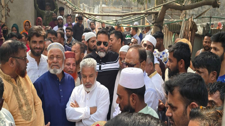 অগ্নিকাণ্ডে ক্ষতিগ্রস্তদের পাশে এমপি মান্নান