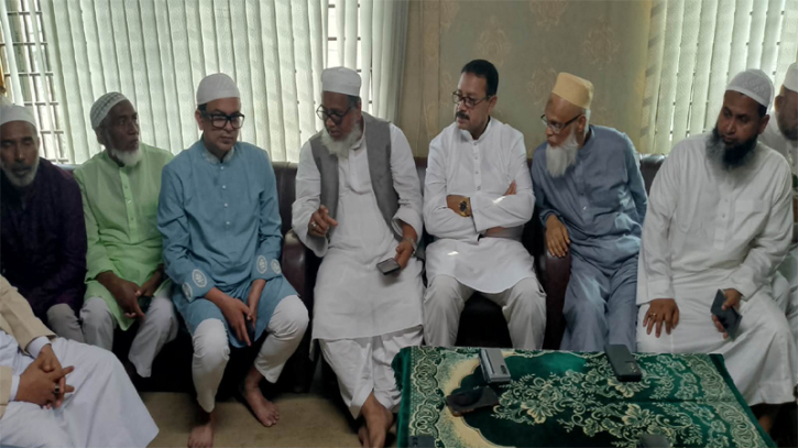 বিজয়ী প্রার্থী আল আমিন কে অভিনন্দন জানালেন মুফতি মনির হোসাইন কাসেমী