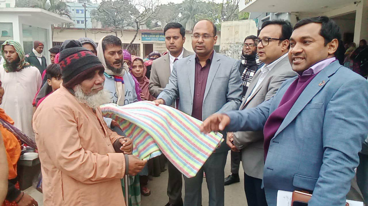 না.গঞ্জ সদরে শীর্তাত অসহায় মানুষরে মাঝে কম্বল বতিরণ 