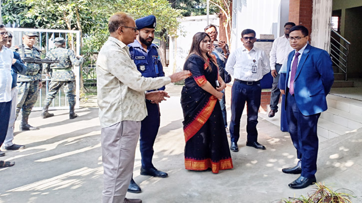 সিদ্ধিরগঞ্জে বিভিন্ন সরকারি দপ্তর পরিদর্শন করলেন ডিসি রায়হান কবির