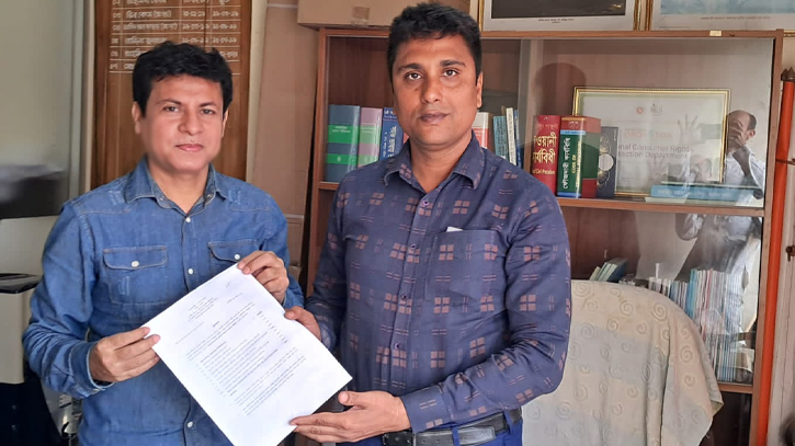 জাতীয় ভোক্তা অধিকার সংরক্ষণ অধিদপ্তর, নারায়ণগঞ্জ কার্যালয়ের সহকারী পরিচালক মো: সেলিমুজ্জামানের কাছ থেকে প্রজ্ঞাপনের কপি নিচ্ছেন বিল্লাল হোসেন রবিন