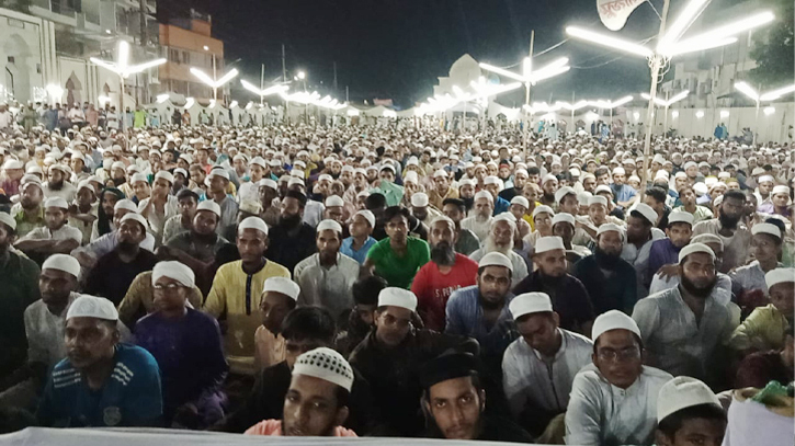 বিপুল সংখ্যক ধর্মপ্রাণ মুসুলমানের উপস্থিতি