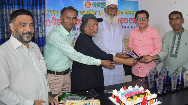 সম্মাননা স্মারক গ্রহণ করছেন মানবজমিন ও এনটিভির সাংবাদিক বিল্লাল হোসেন রবিন