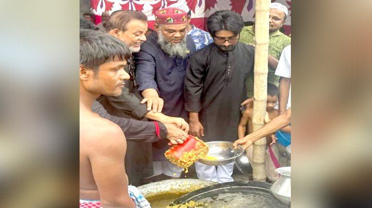 ফতুল্লা থানা আওয়ামী লীগের সিনিয়র সহ-সভাপতি   চেয়ারম্যান আসাদুজ্জামান আসাদের সঙ্গে ১৫ই আগস্ট পালন করছেন ।